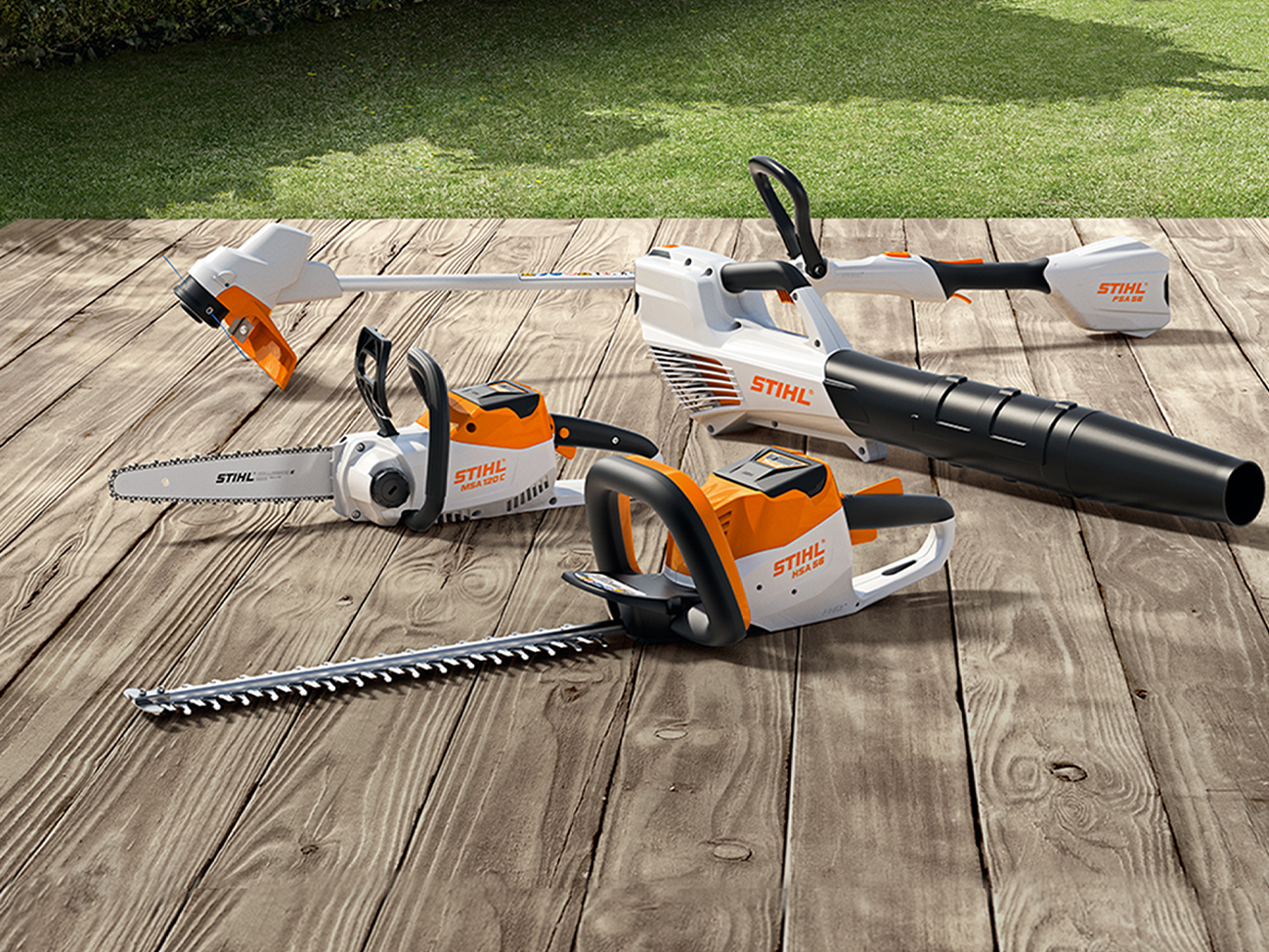 STIHL baterijska testera MSA 120 C, baterijski trimer FSA 57, baterijski trimer za živu ogradu HSA 56, duvač BGA 56 na drvenoj terasi