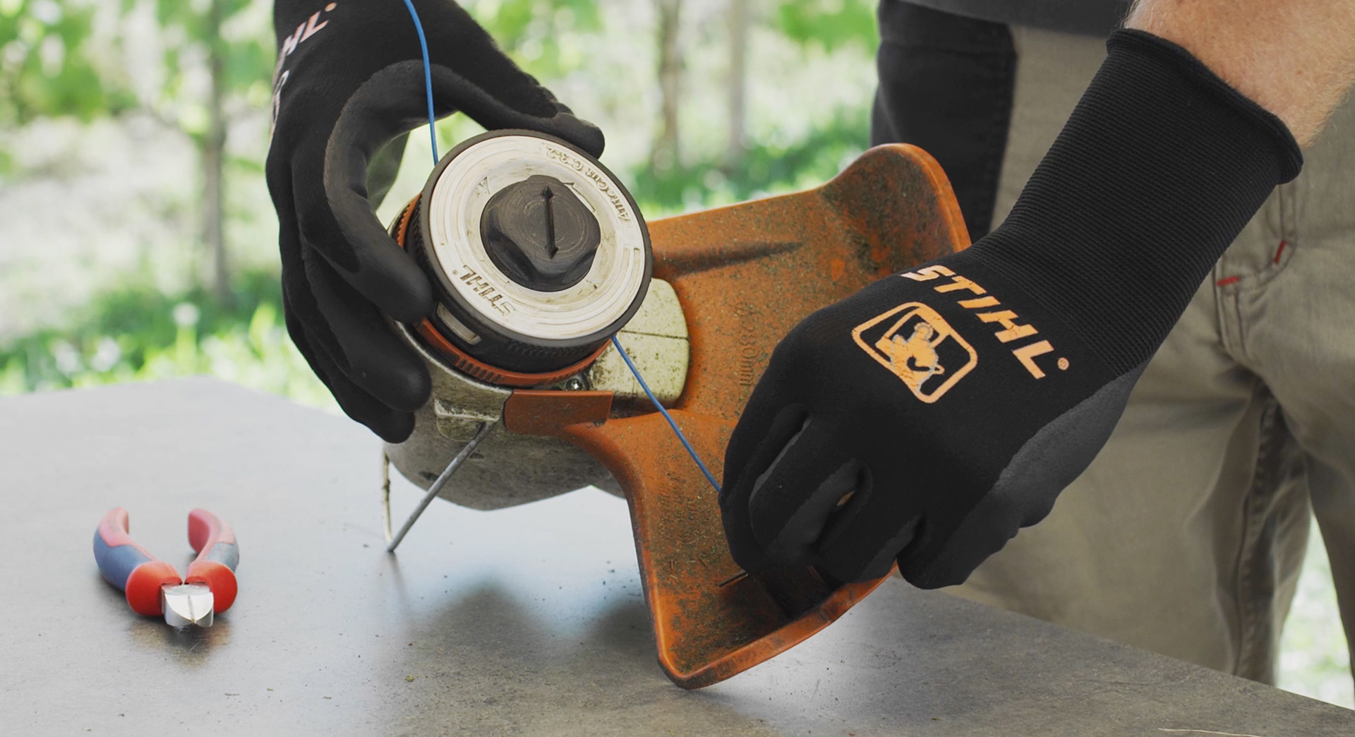 Osoba namotava trimi niti za košenje za STIHL FSA 57 baterijski trimer