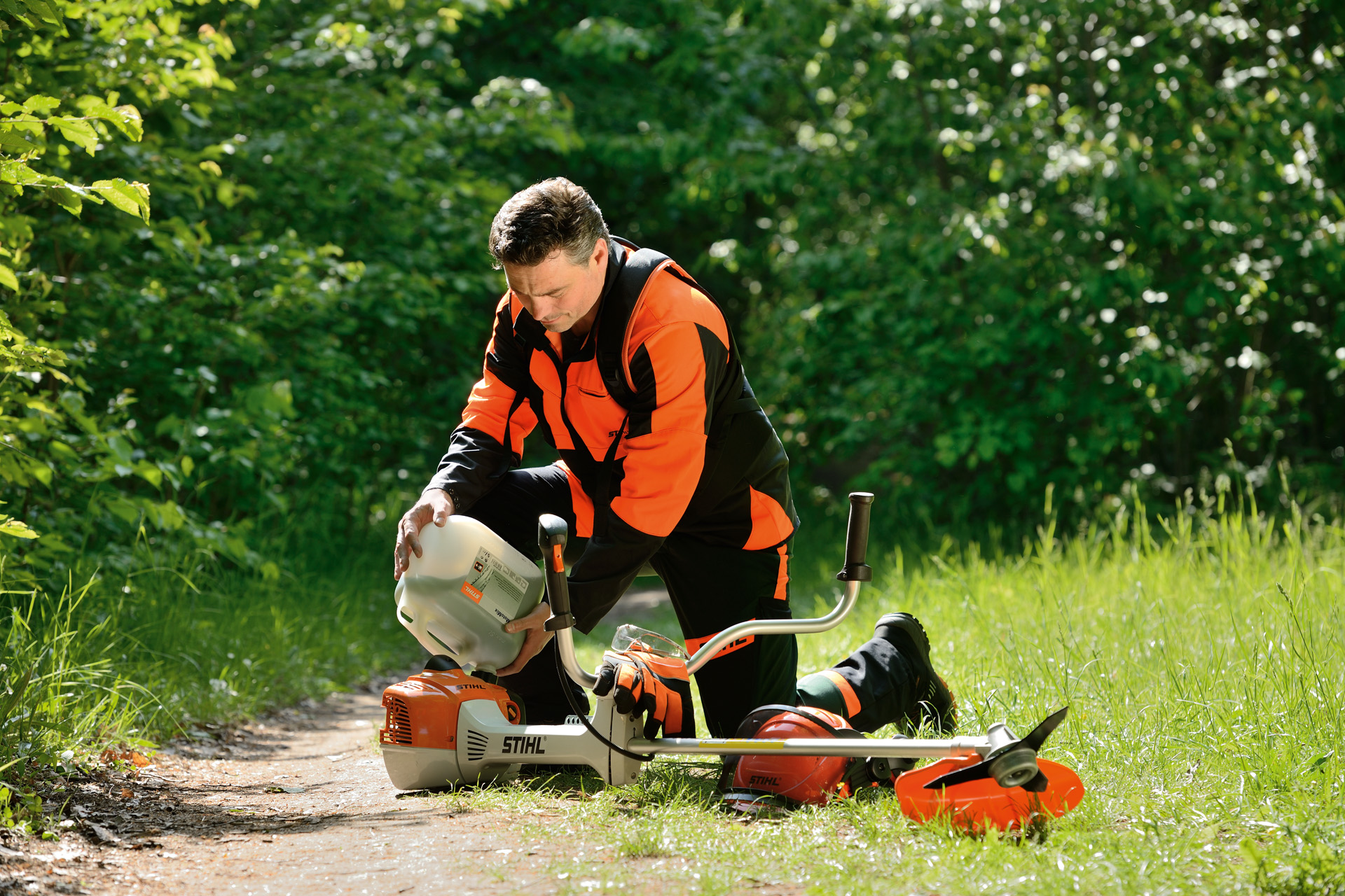 Čovek puni STIHL motornu kosu mješavinom benzina i ulja