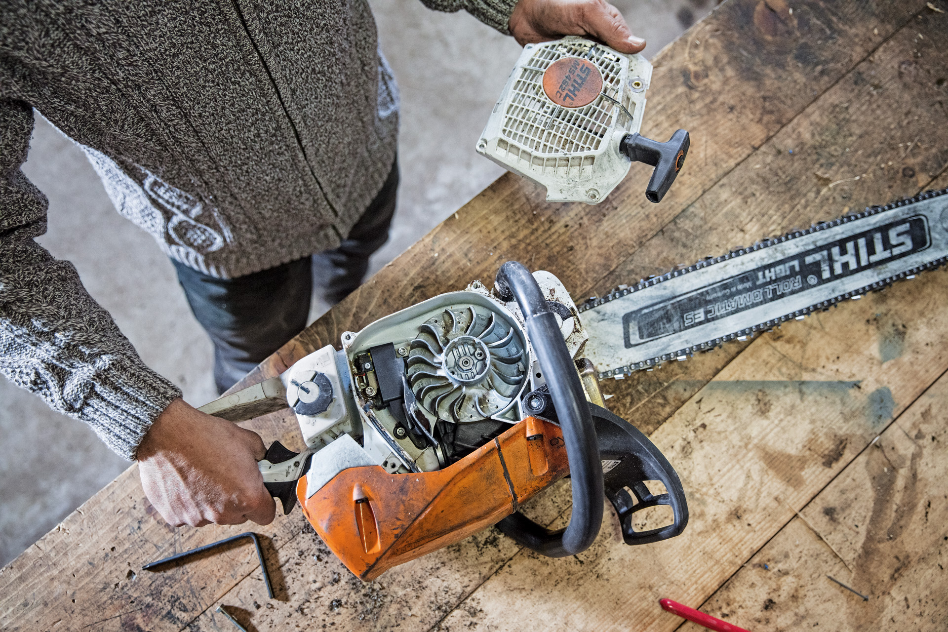Osoba održava STIHL benzinsku testeru MS 462 C-M na radnom stolu
