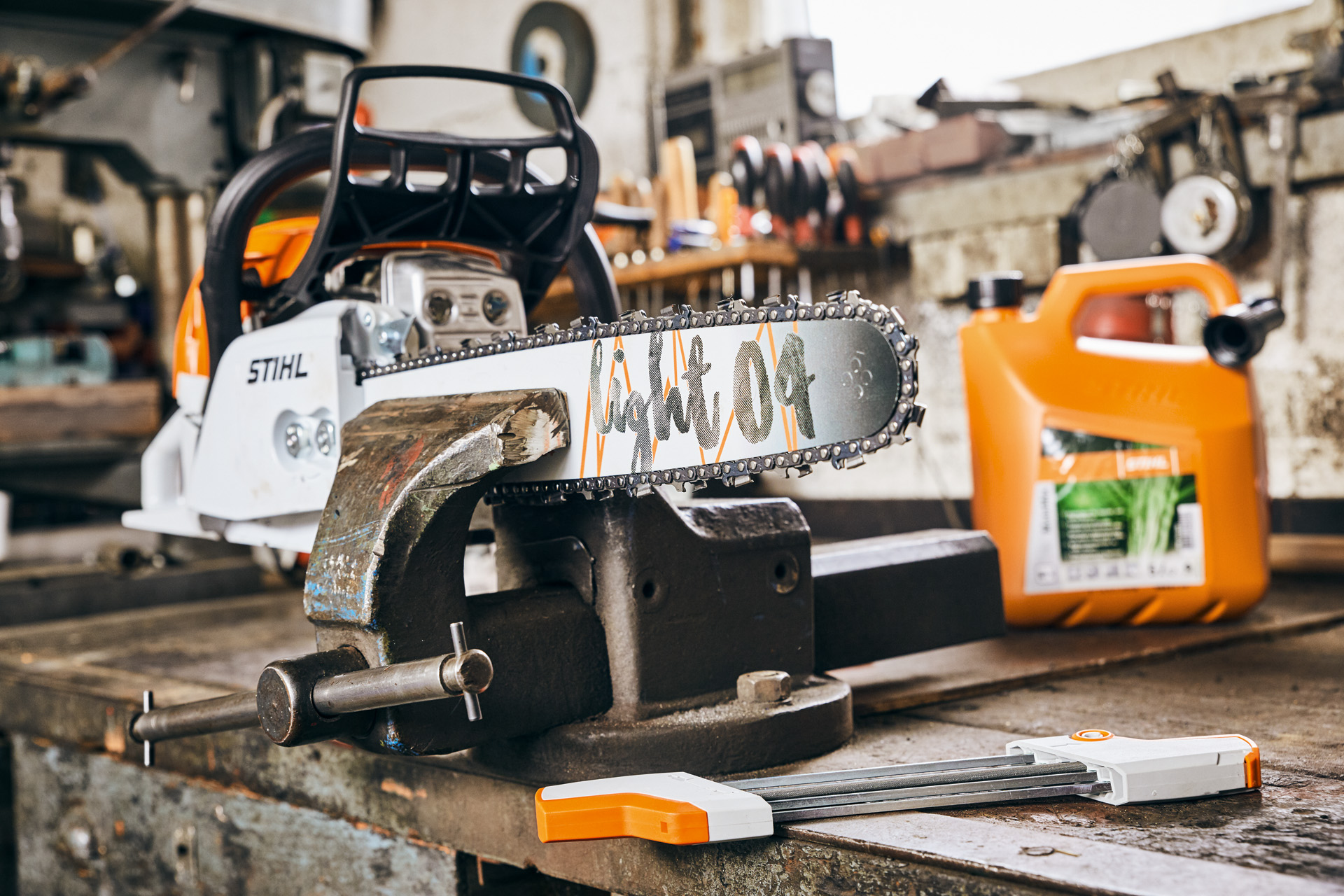 STIHL benzinska testera MS 261 C-M sa vodilicom Light 04 pored STIHL mešavine goriva pre oštrenja