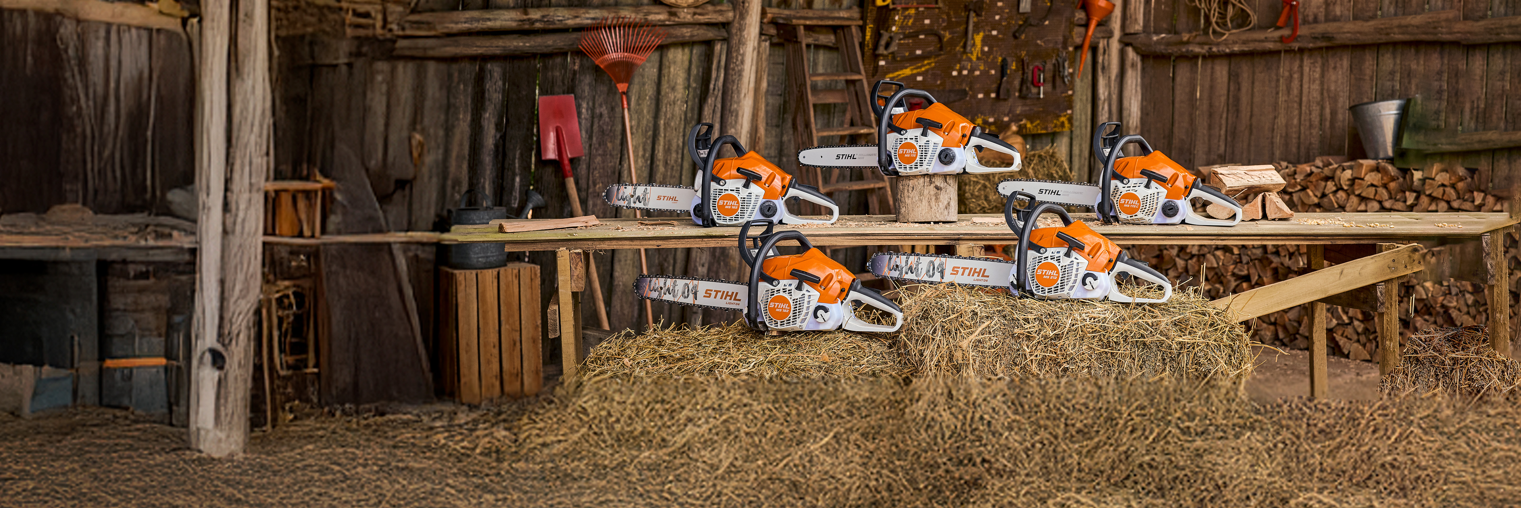 STIHL motorne testere izložene u ambijentu radionice sa pripremljenim drvima