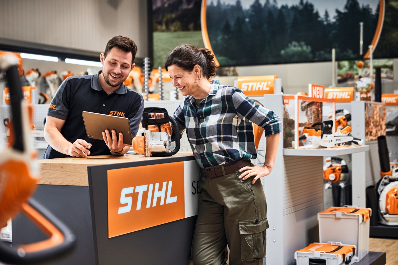 Razgovor sa kupcem na STIHL servisnom pultu.