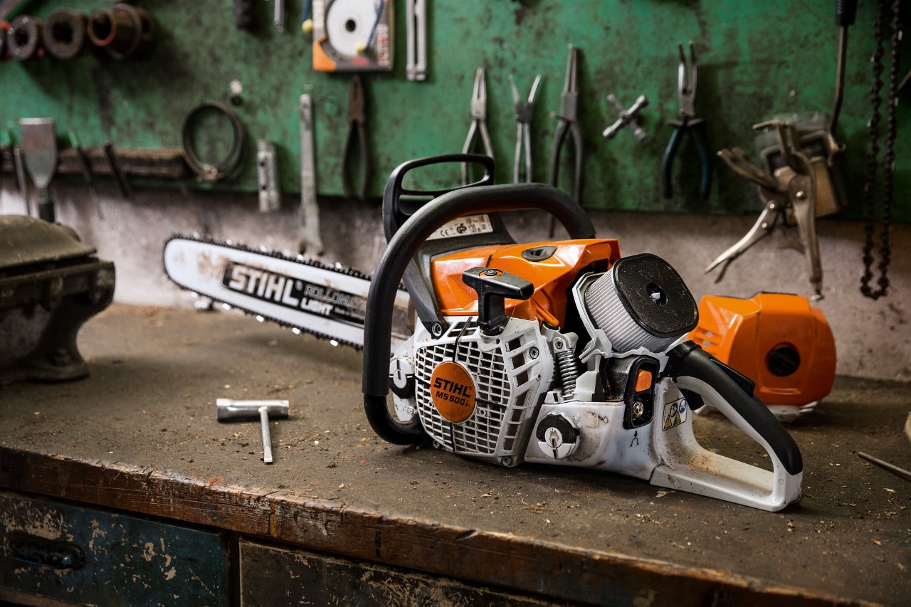 Benzinska lančana testera STIHL MS 500¡ W na radnom stolu u garaži