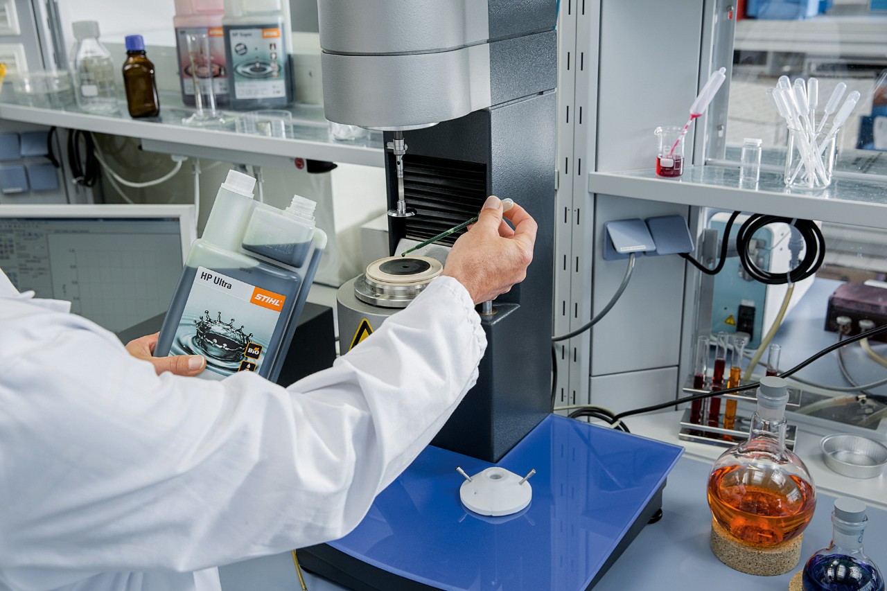 STIHL dvotaktno motorno ulje HP Ultra testira se u laboratoriji u skladu sa REACH uredbom