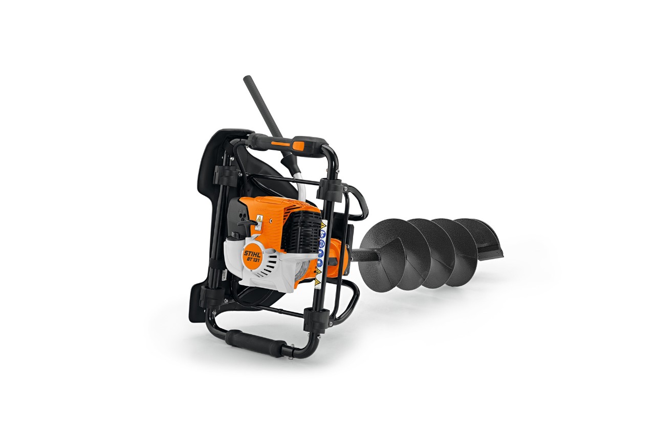 Bušač za zemlju STIHL BT 131 ispred bele pozadine