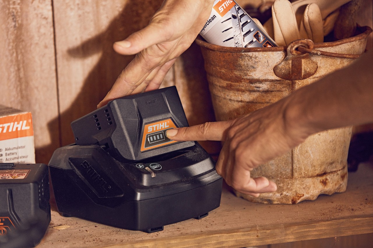 Održavanje akumulatora STIHL AK 10 i AK 20 u radionici sa alatom