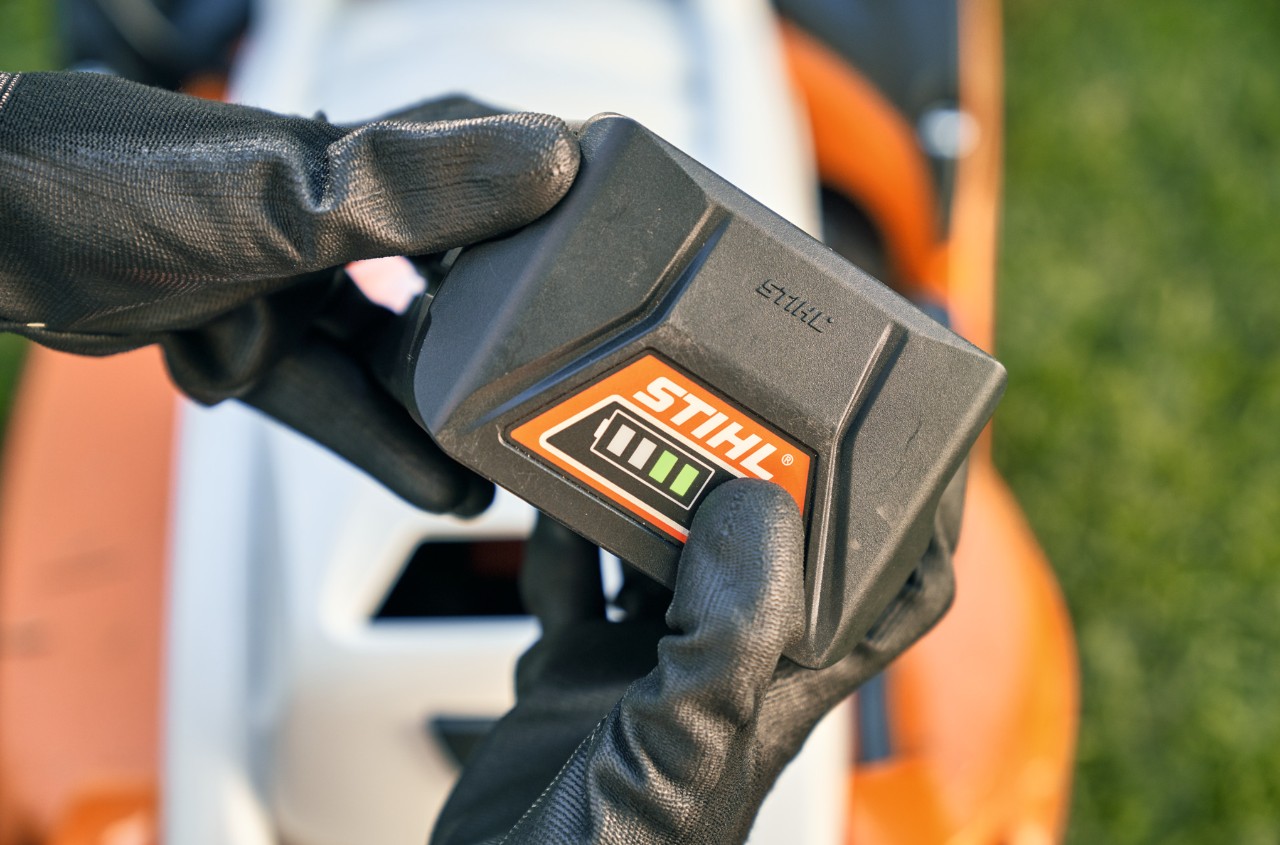 STIHL litijum-jonske baterije, u pozadini akku kosačica STIHL RMA 339 C