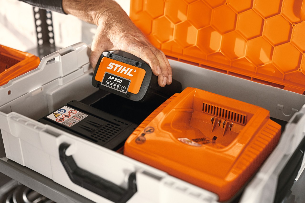 STIHL akumulatorska kutija sa litijum-jonskim akumulatorom AP 300 i uređajem za punjenje