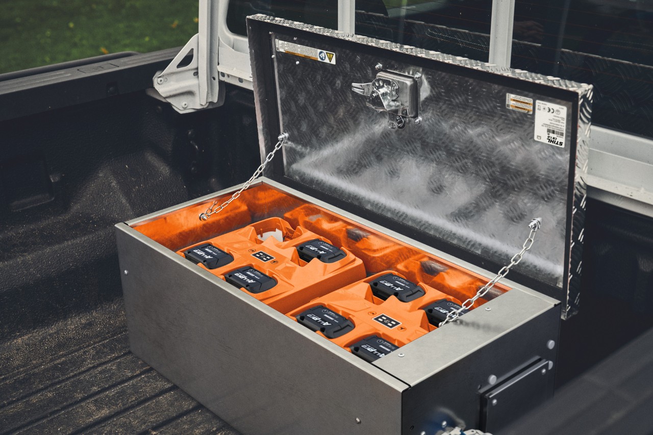 STIHL punjač CB 1 sa ALLPRO baterijama na tovarnom prostoru pikapa