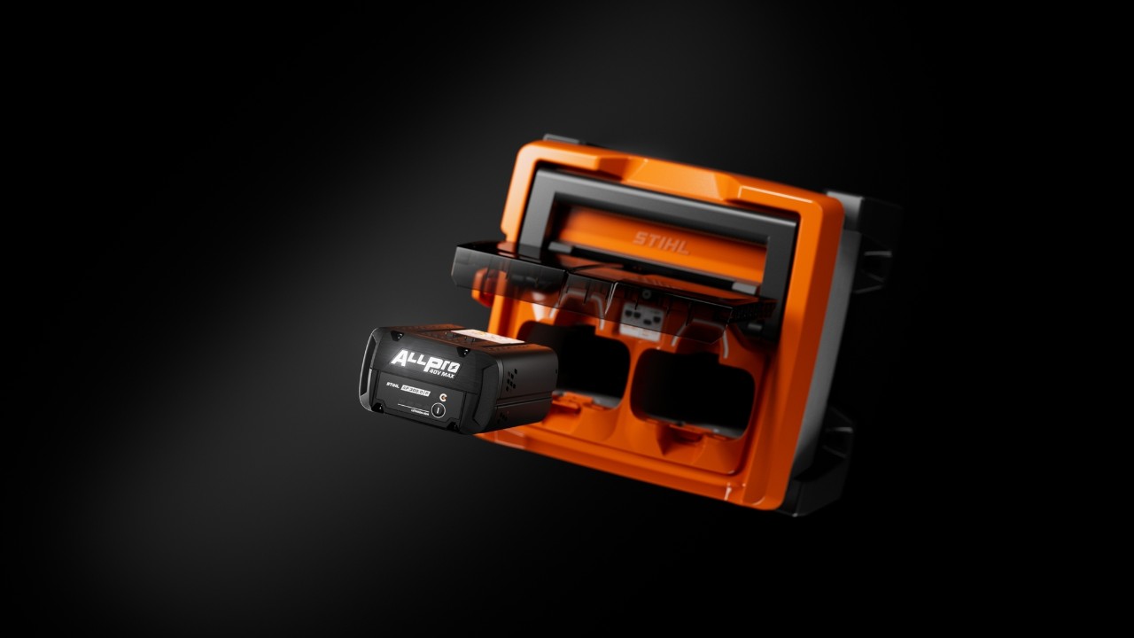 STIHL ALLPRO brzi punjač AL 1802 MO sa umetnutom i delimično uklonjenom ALLPRO baterijom AP 300.0 P (C).