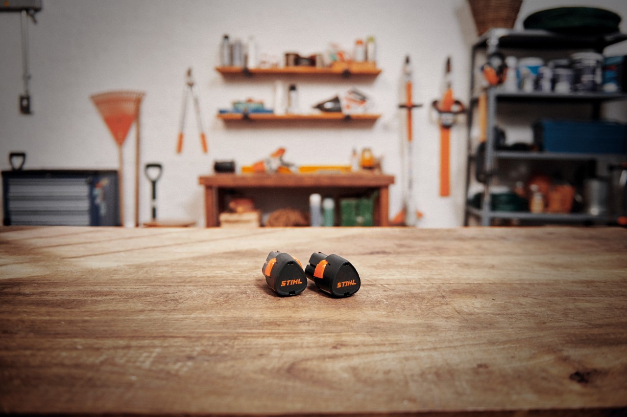 Radionica sa STIHL baterijom AK 30 S na drvenom stolu 