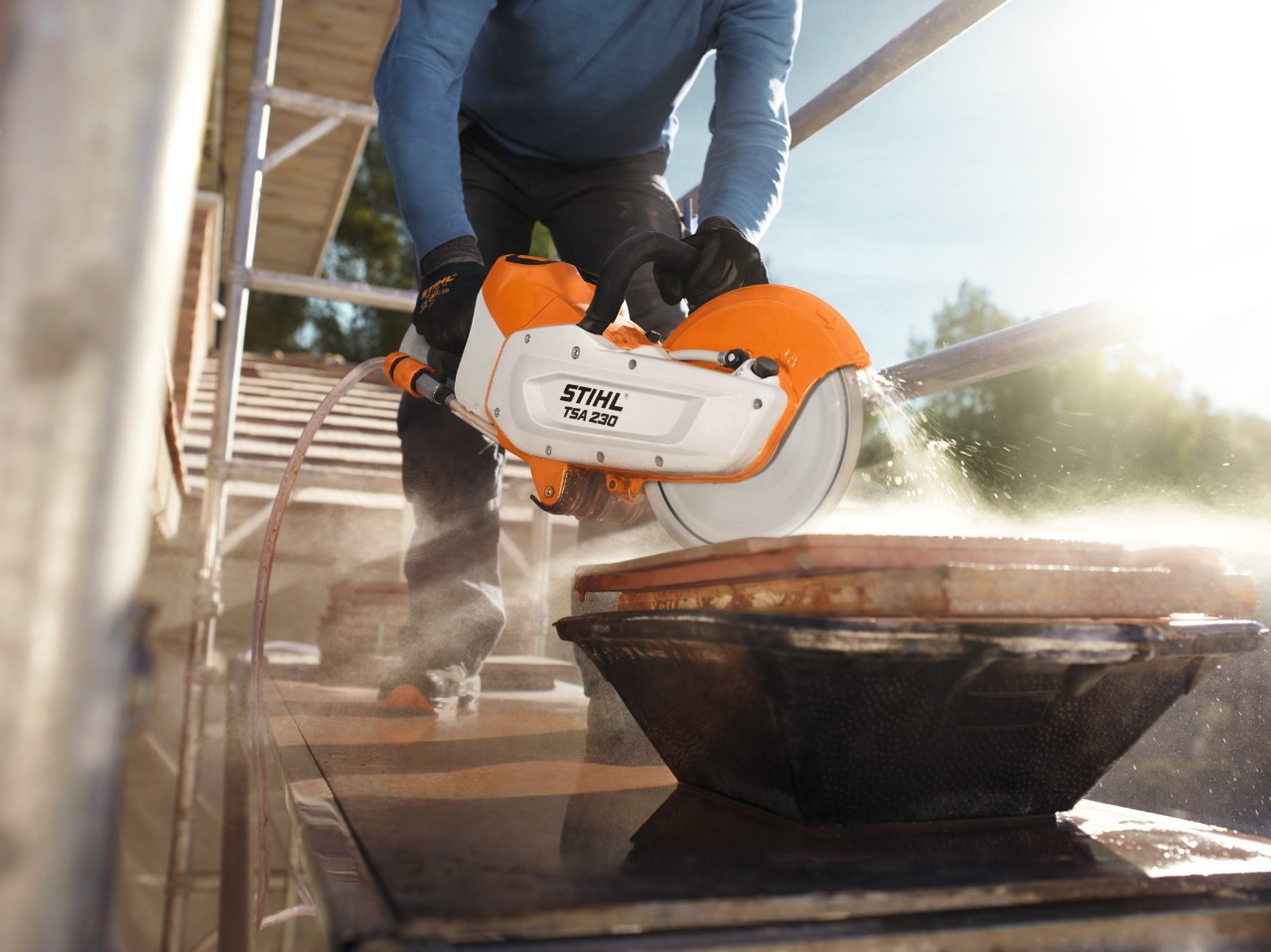 Osoba radi sa Accu sekačem STIHL TSA 230 na skeli