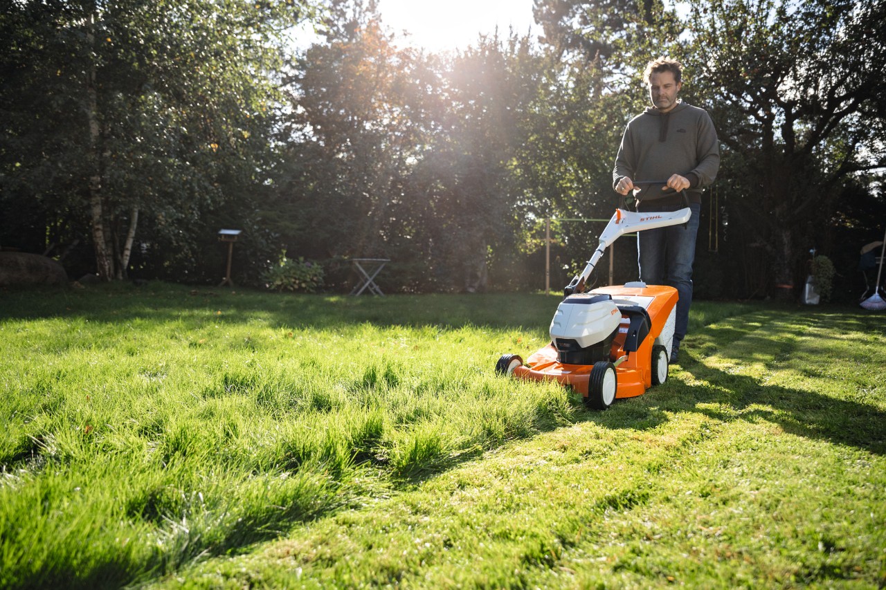 Muškarac kosi travnu površinu koristeći Accu kosačicu za travu STIHL RMA 448 VC